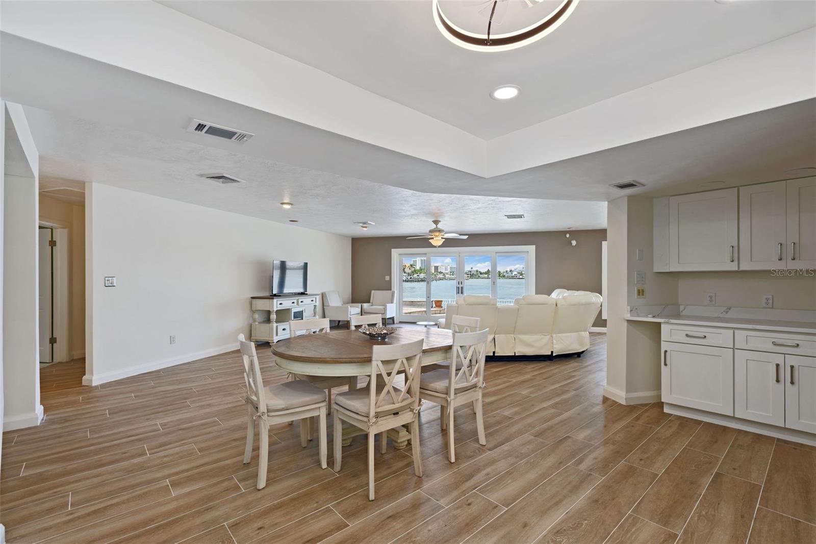 290 BAYSIDE DR