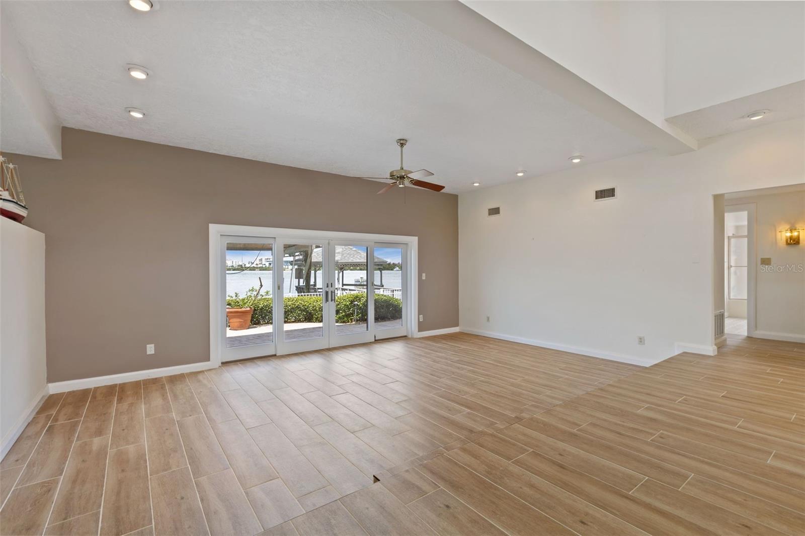 290 BAYSIDE DR