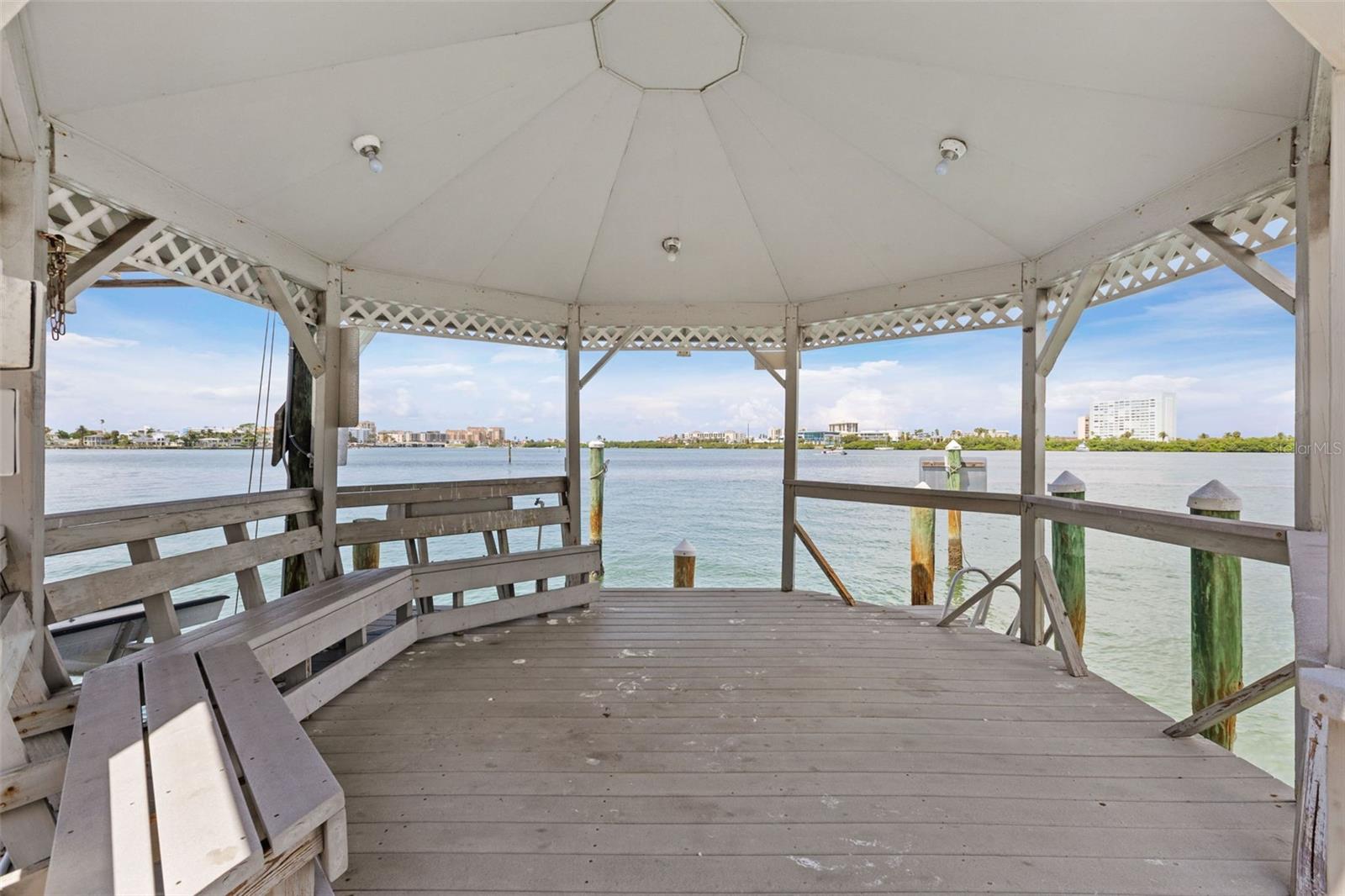 290 BAYSIDE DR