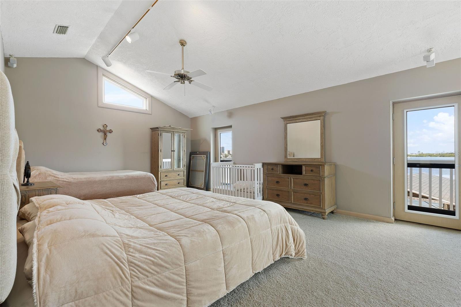 290 BAYSIDE DR