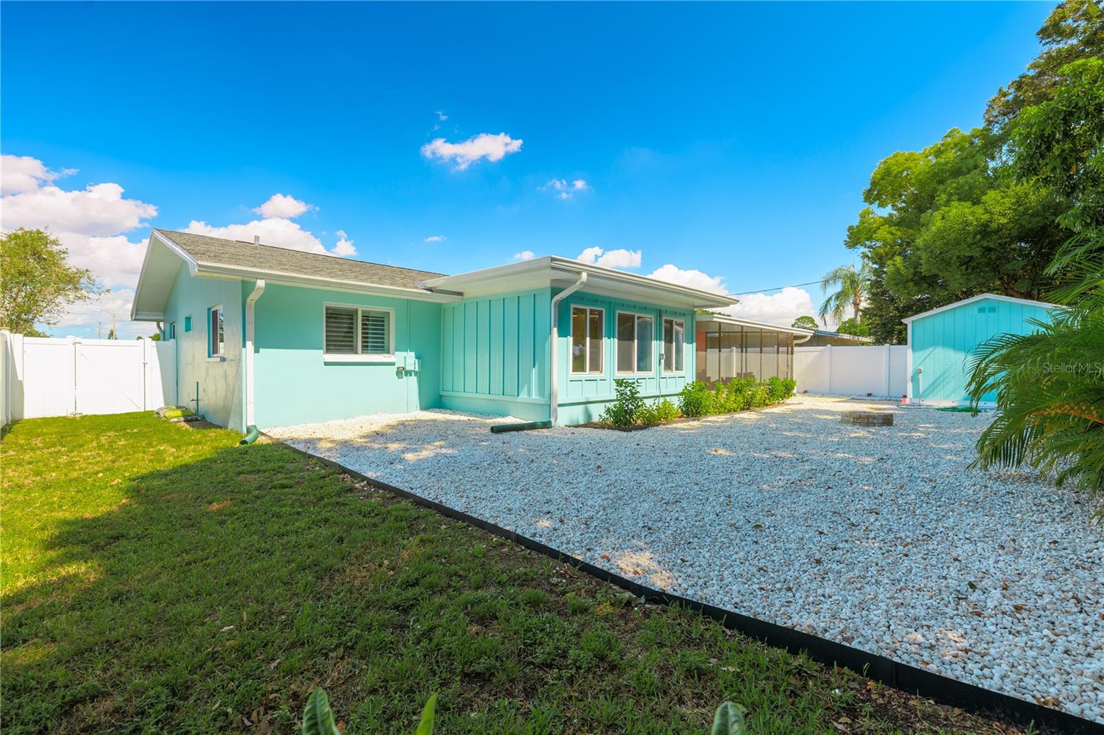 929 SANTA MONICA DR