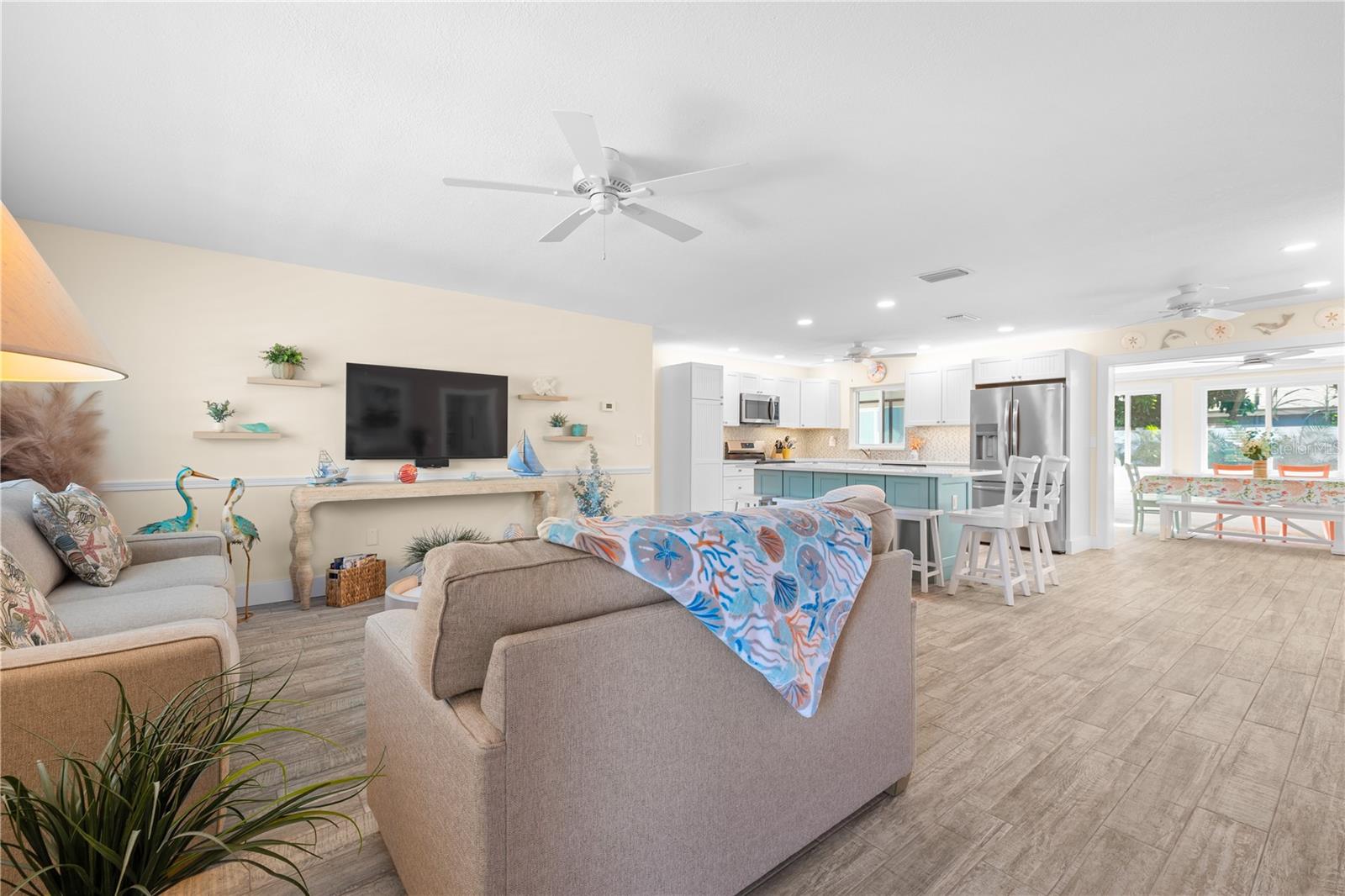 929 SANTA MONICA DR