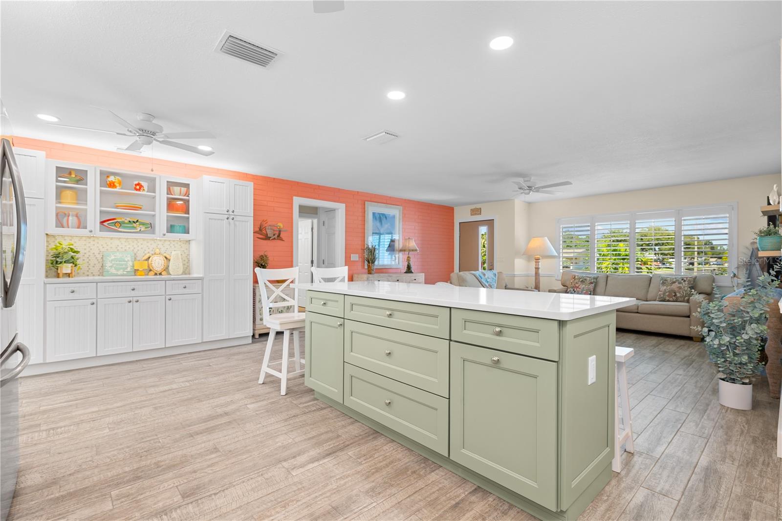 929 SANTA MONICA DR