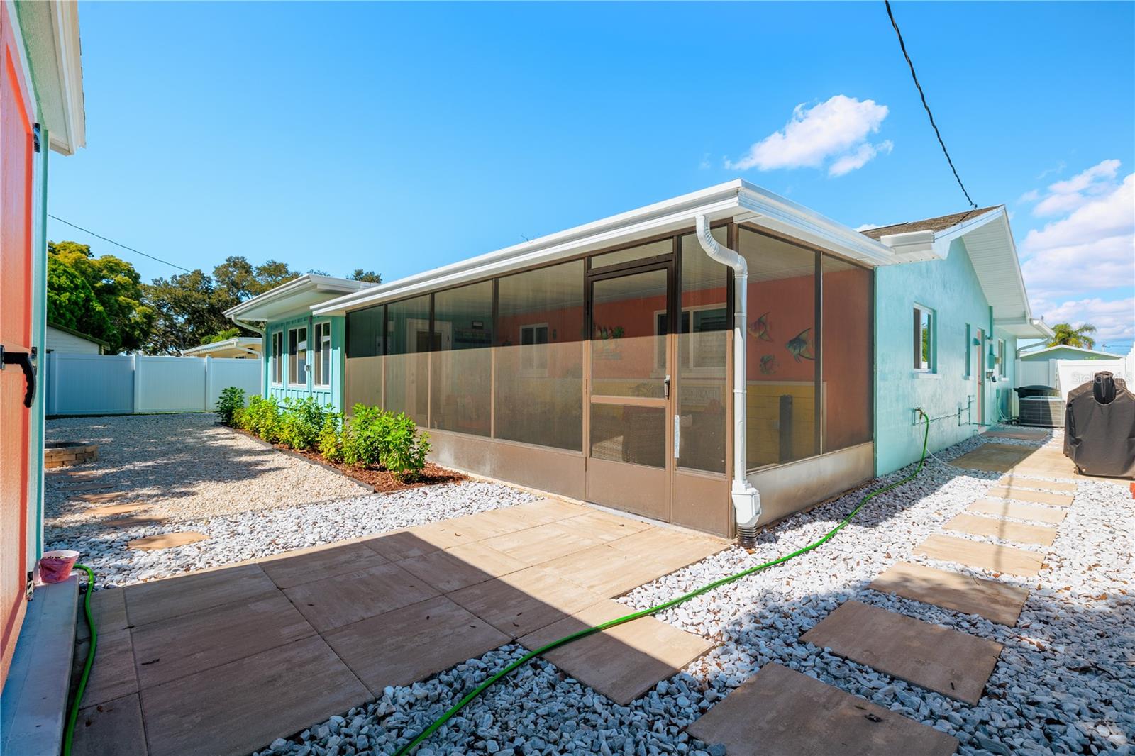 929 SANTA MONICA DR