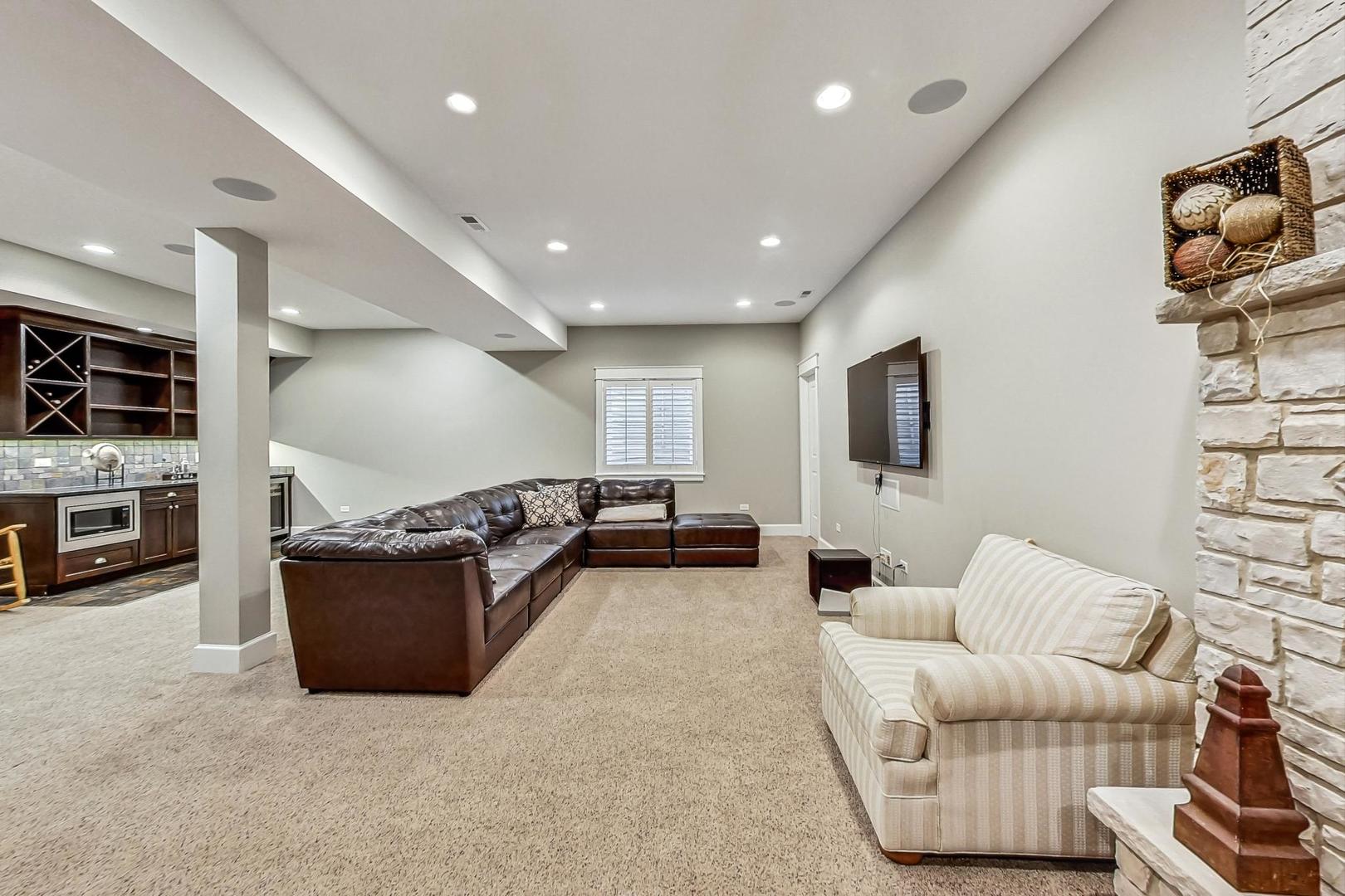 833 W 7th Street