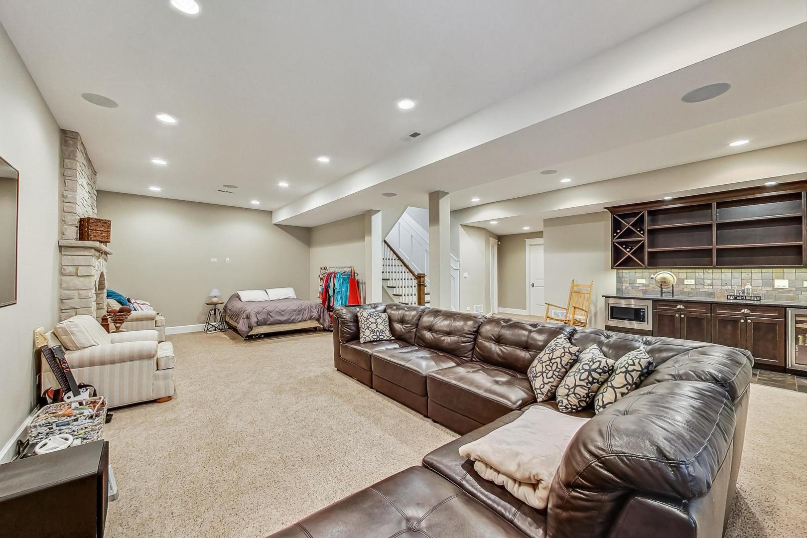 833 W 7th Street