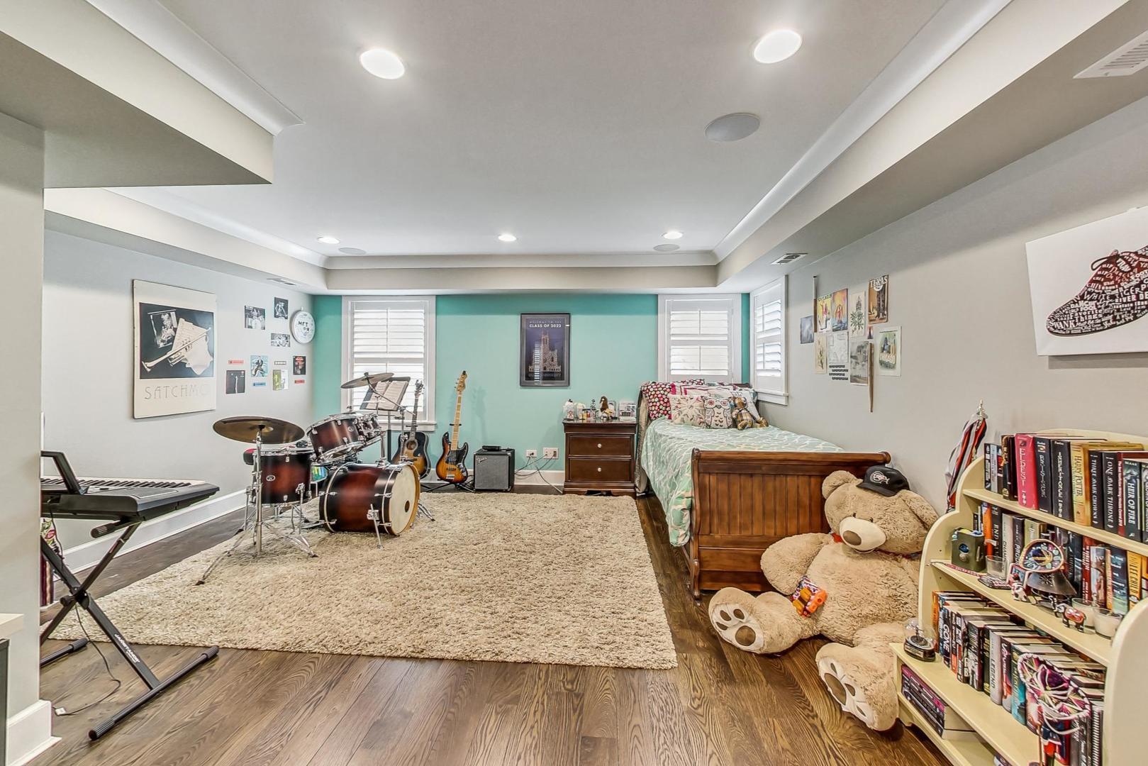 833 W 7th Street