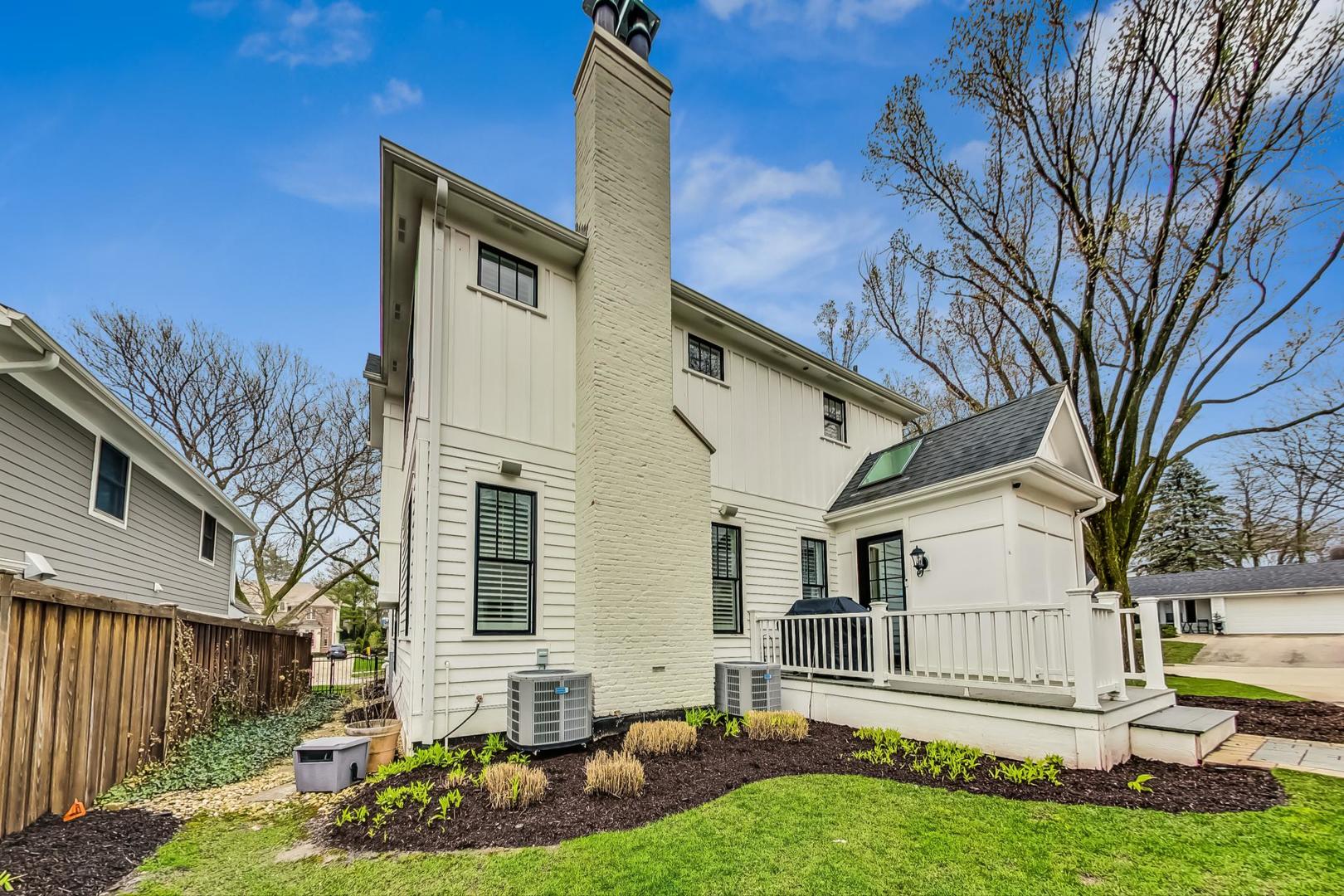 833 W 7th Street