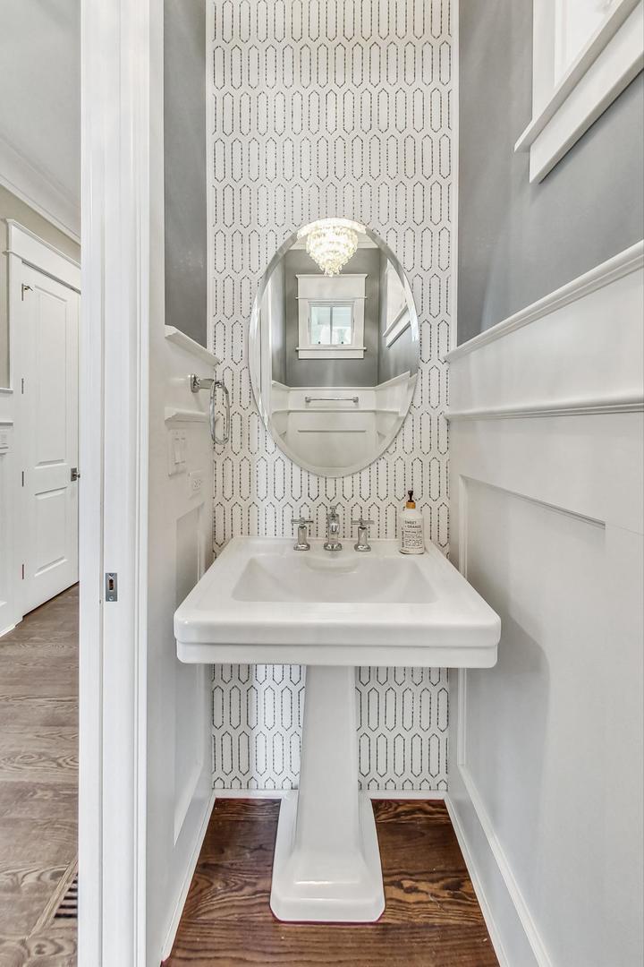 833 W 7th Street