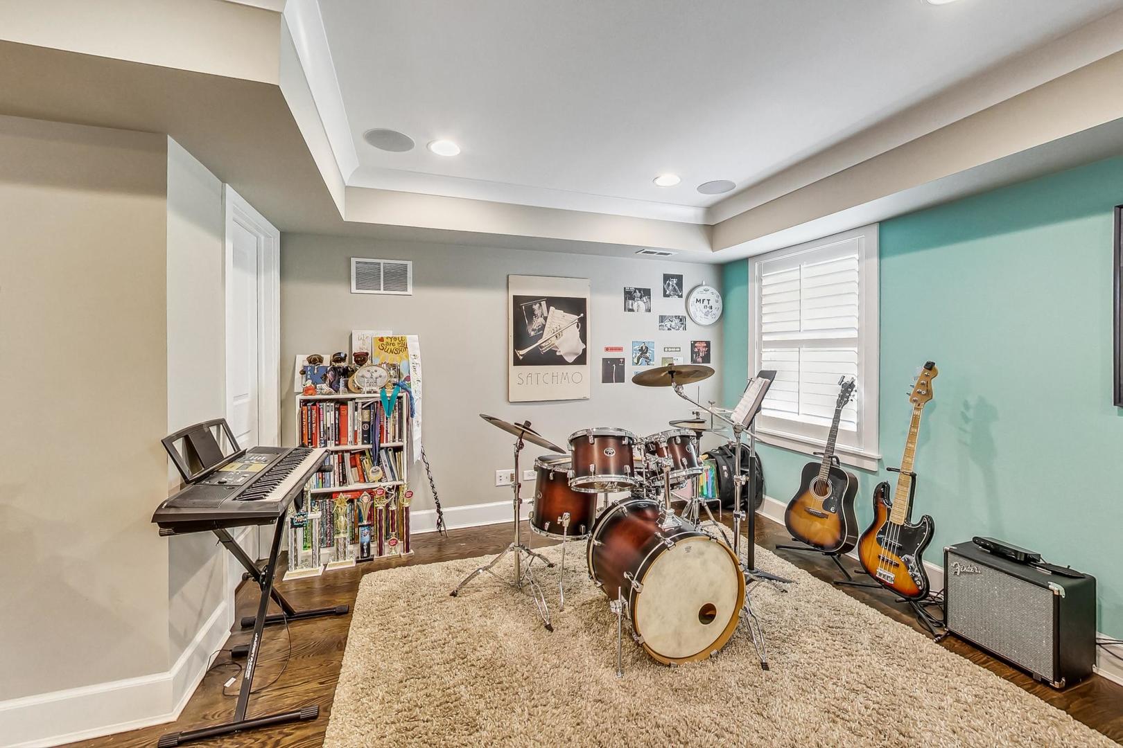 833 W 7th Street