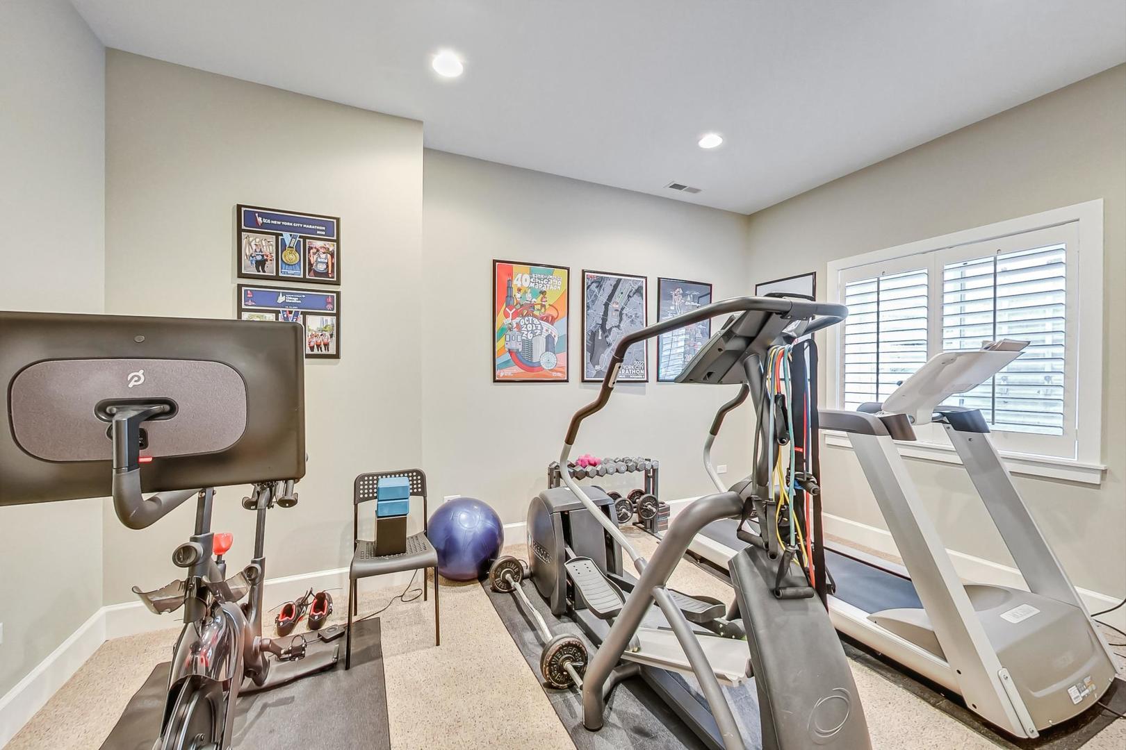 833 W 7th Street