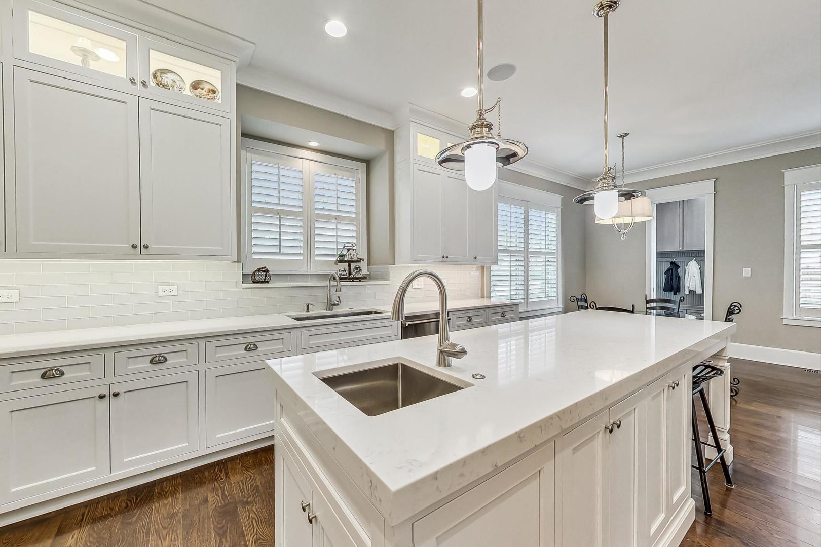 833 W 7th Street