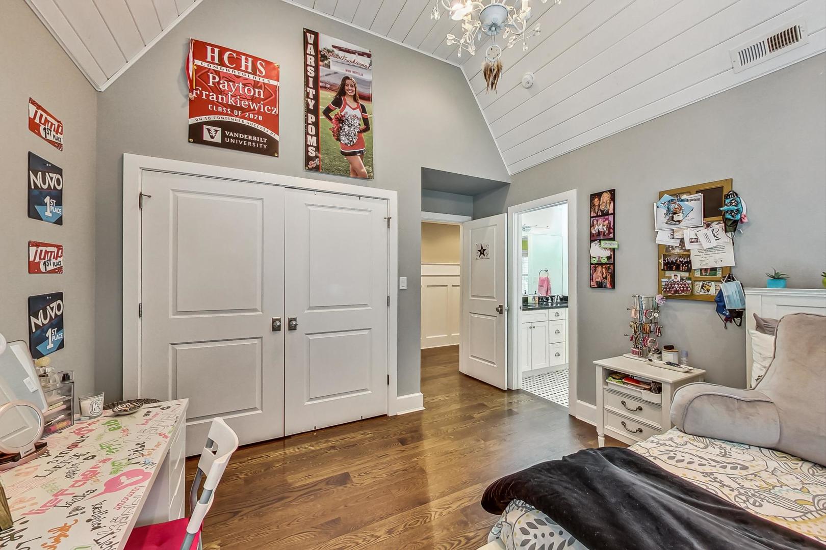 833 W 7th Street