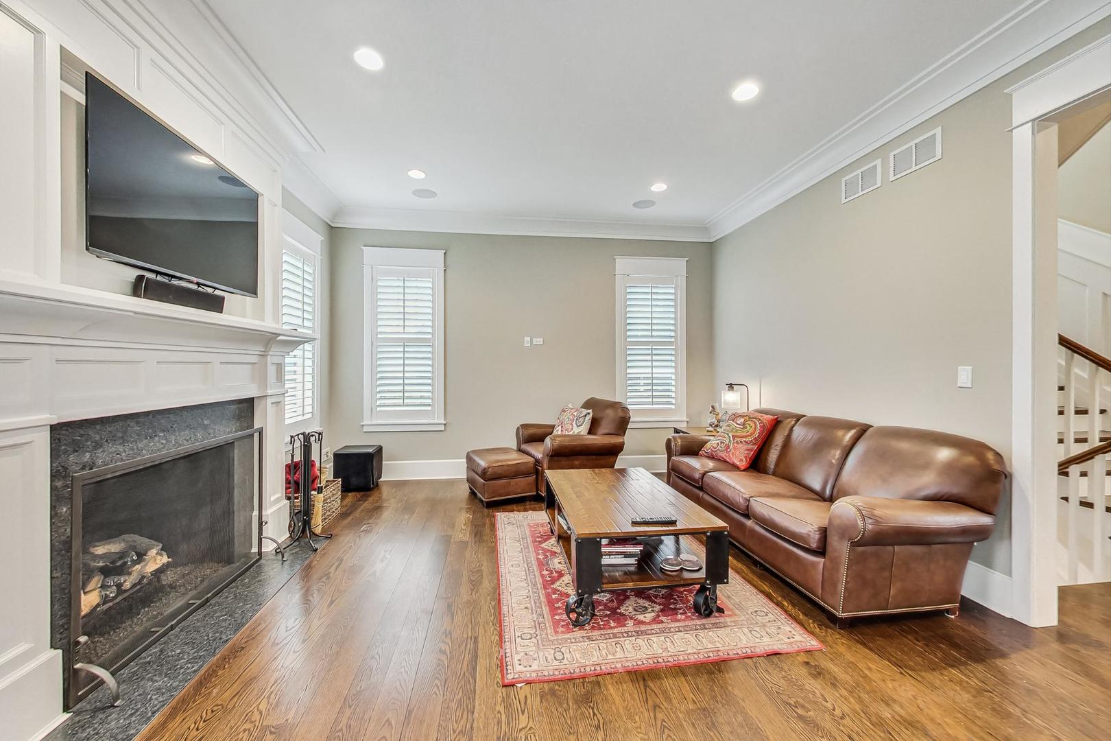 833 W 7th Street