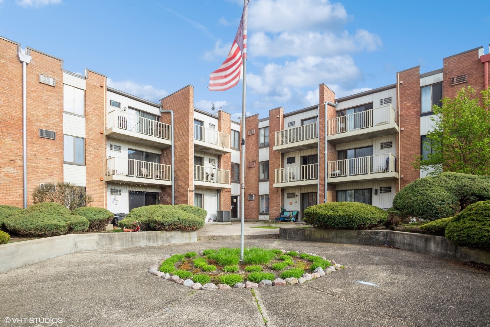300 W Fullerton Avenue Unit: 130