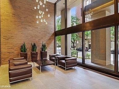2650 N Lakeview Avenue Unit: 2508