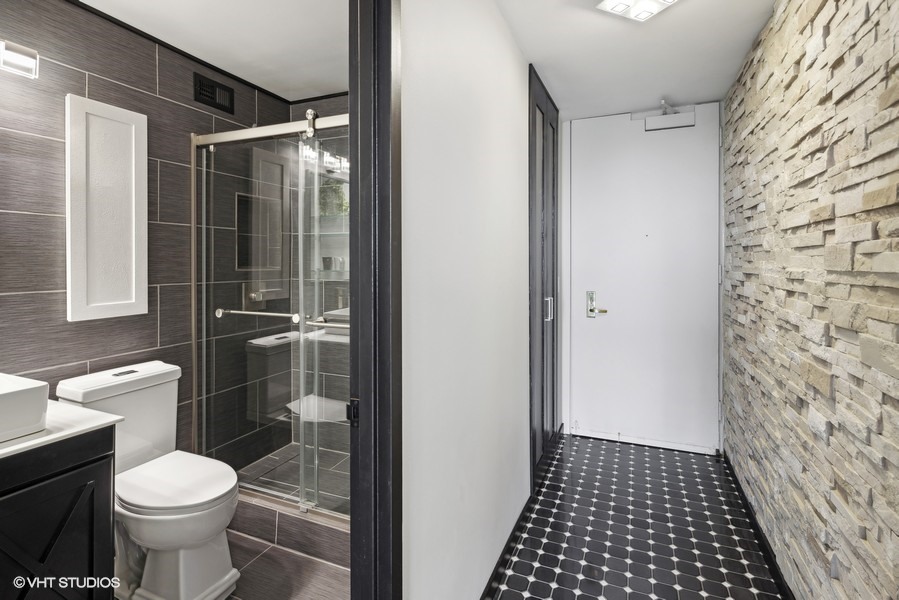 2650 N Lakeview Avenue Unit: 1307