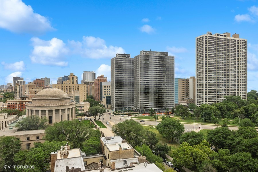 2650 N Lakeview Avenue Unit: 1307
