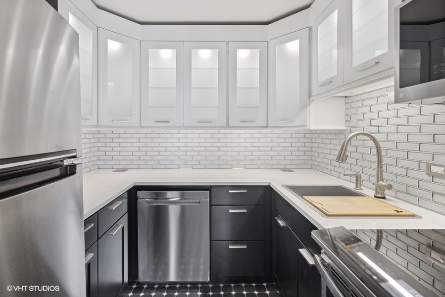 2650 N Lakeview Avenue Unit: 1307