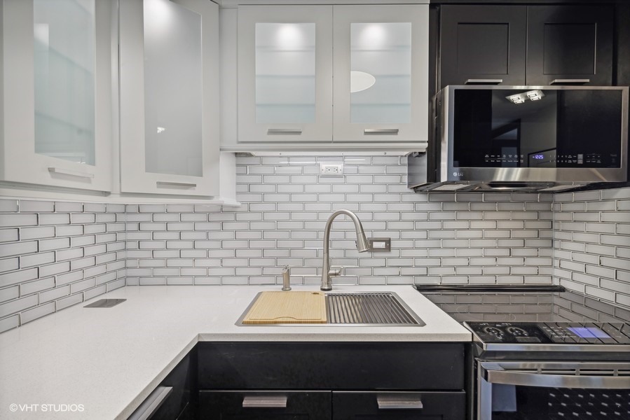 2650 N Lakeview Avenue Unit: 1307