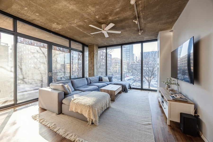 321 S Sangamon Street Unit: 305
