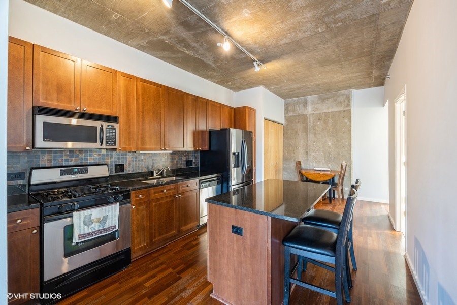 321 S Sangamon Street Unit: 305