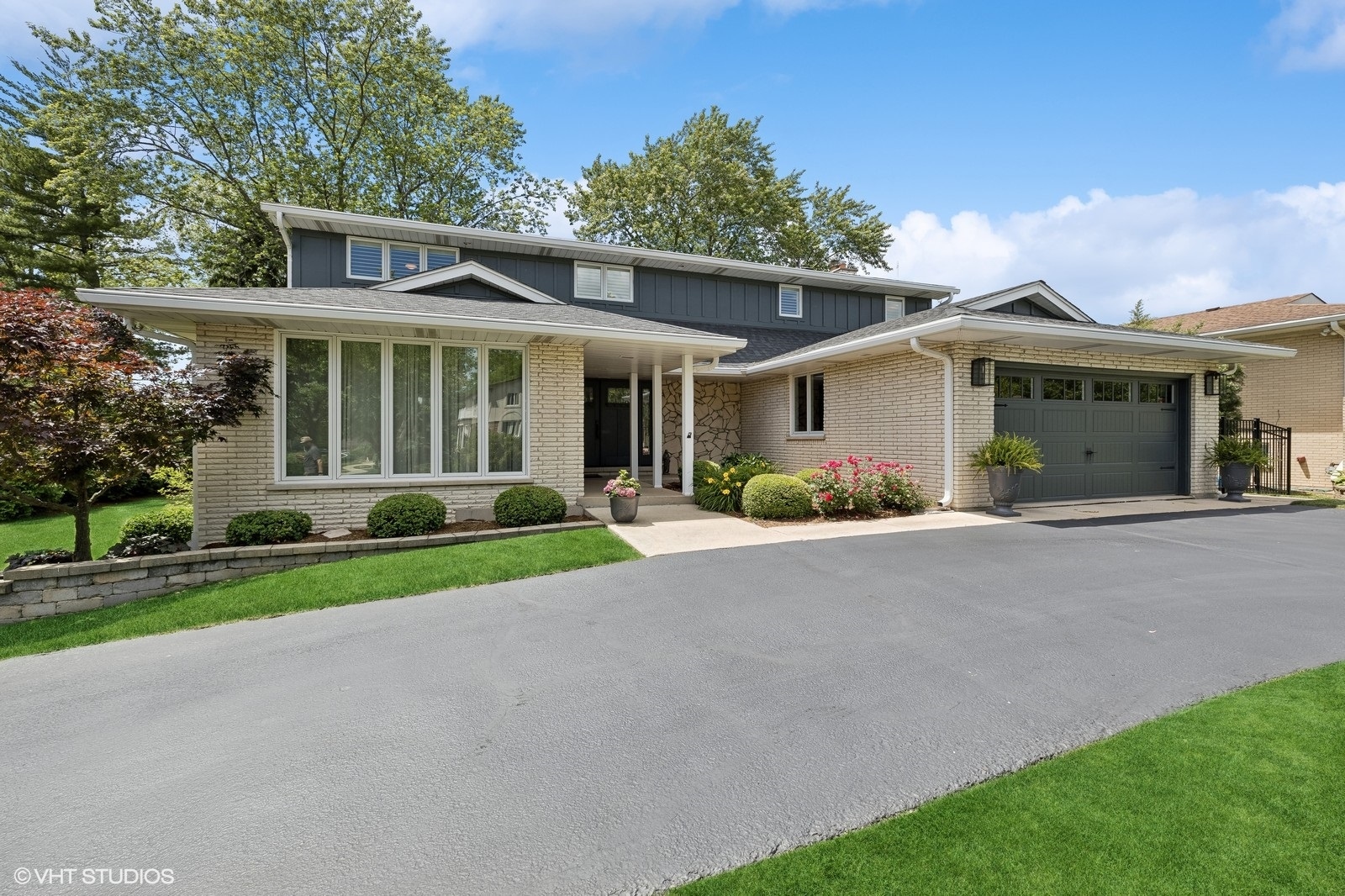 2S630 Avenue Chateaux E AVENUE CHATEAUX E