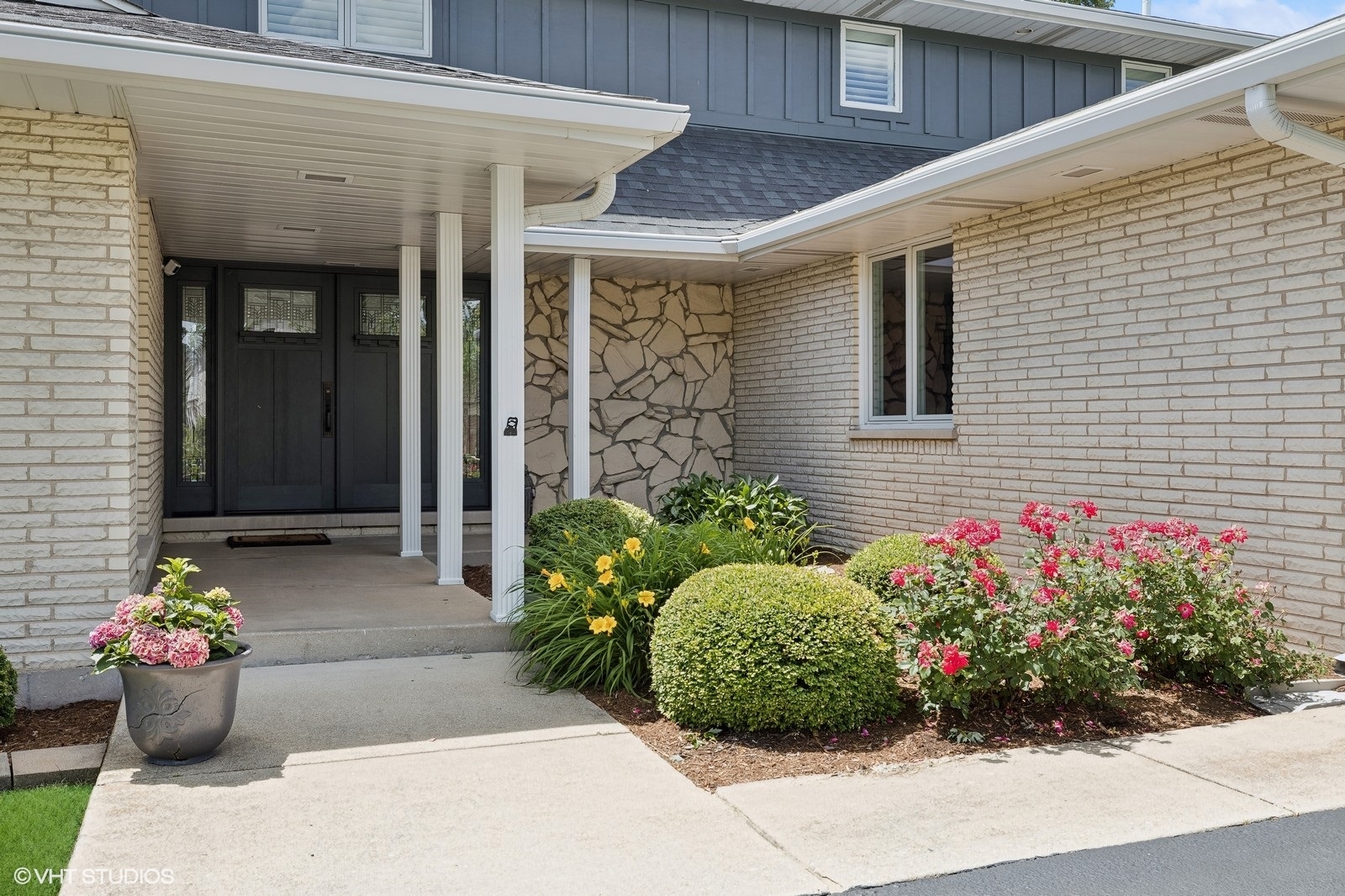 2S630 Avenue Chateaux E AVENUE CHATEAUX E