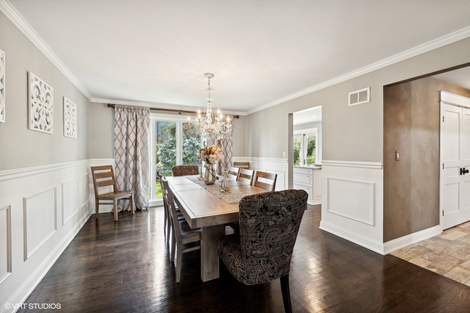 2S630 Avenue Chateaux E AVENUE CHATEAUX E