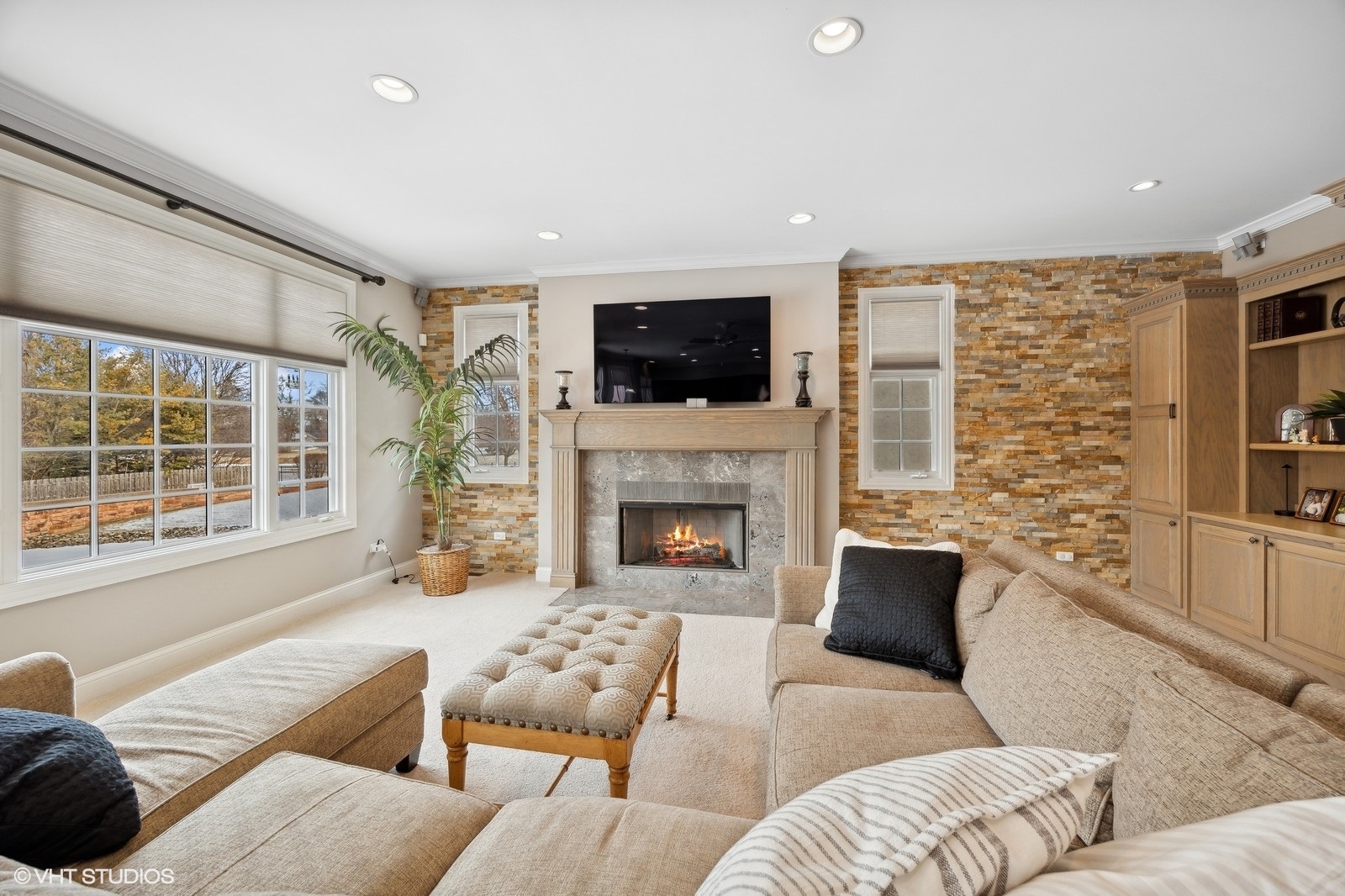 2110 LILLIAN Lane