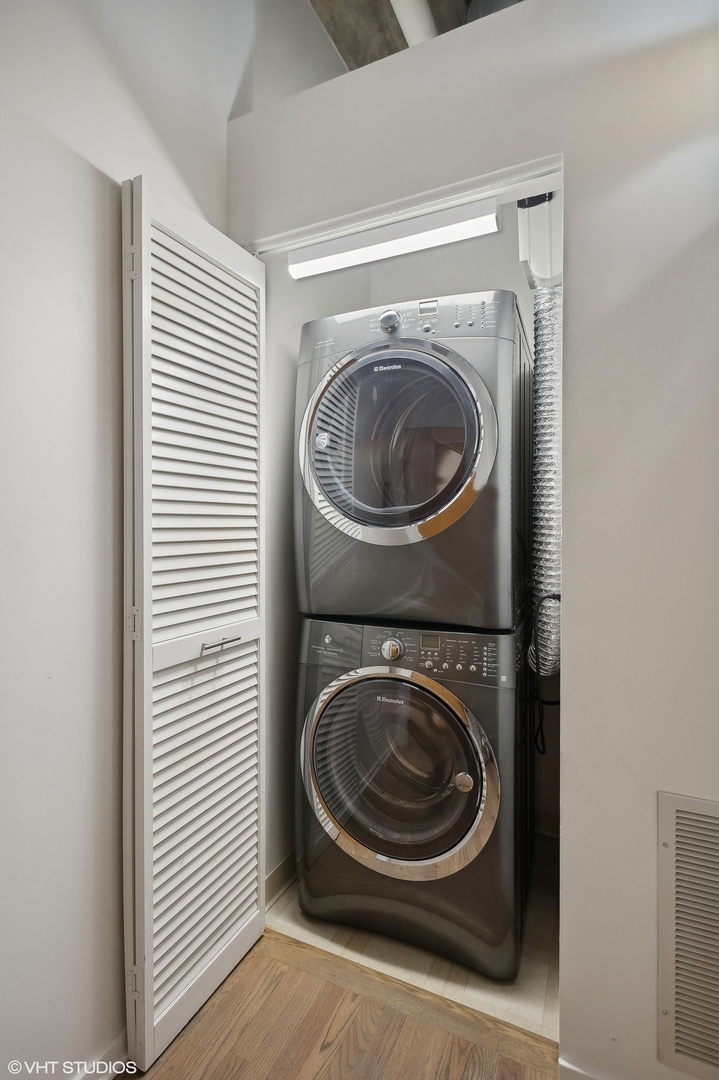 1000 W Adams Street Unit: 813