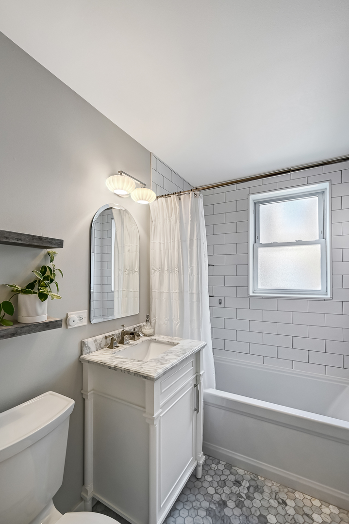 75 E Harris Avenue Unit: 2E