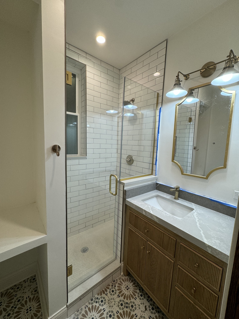 1040 W Roscoe Street Unit: G