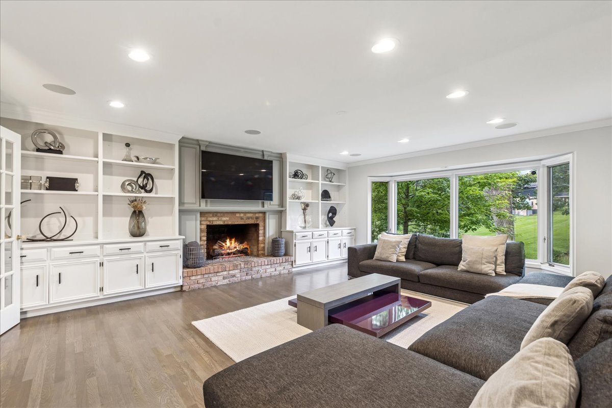 221 Meadowbrook Lane