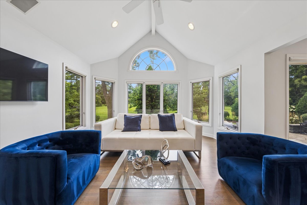 221 Meadowbrook Lane