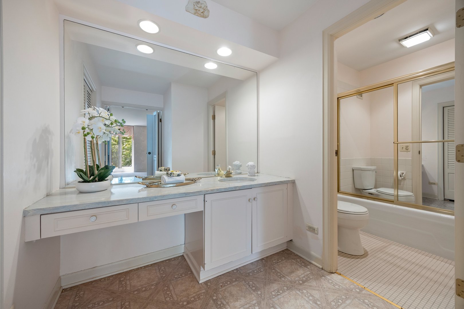 2 Oakbrook Club Drive Unit: B207