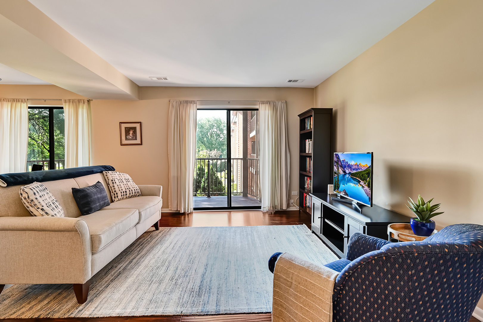 6401 Clarendon Hills Road Unit: 207