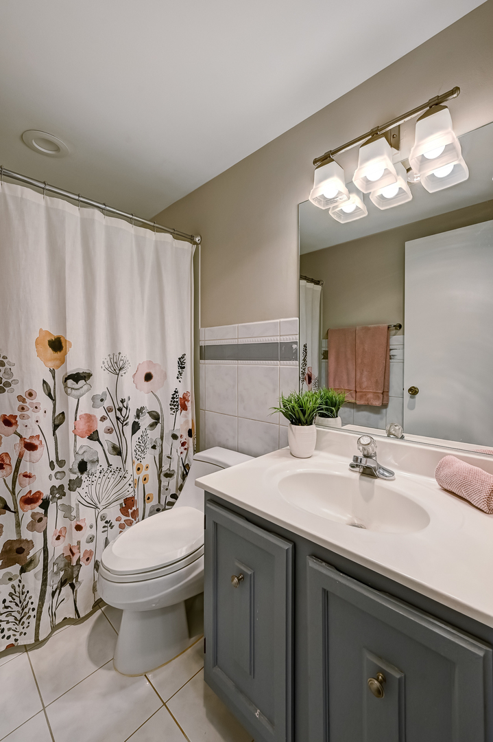 6401 Clarendon Hills Road Unit: 207