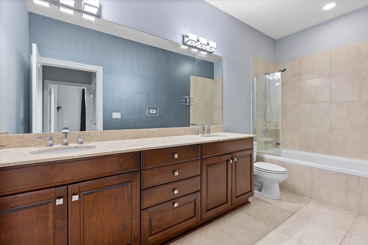 2811 N Bell Avenue Unit: 202