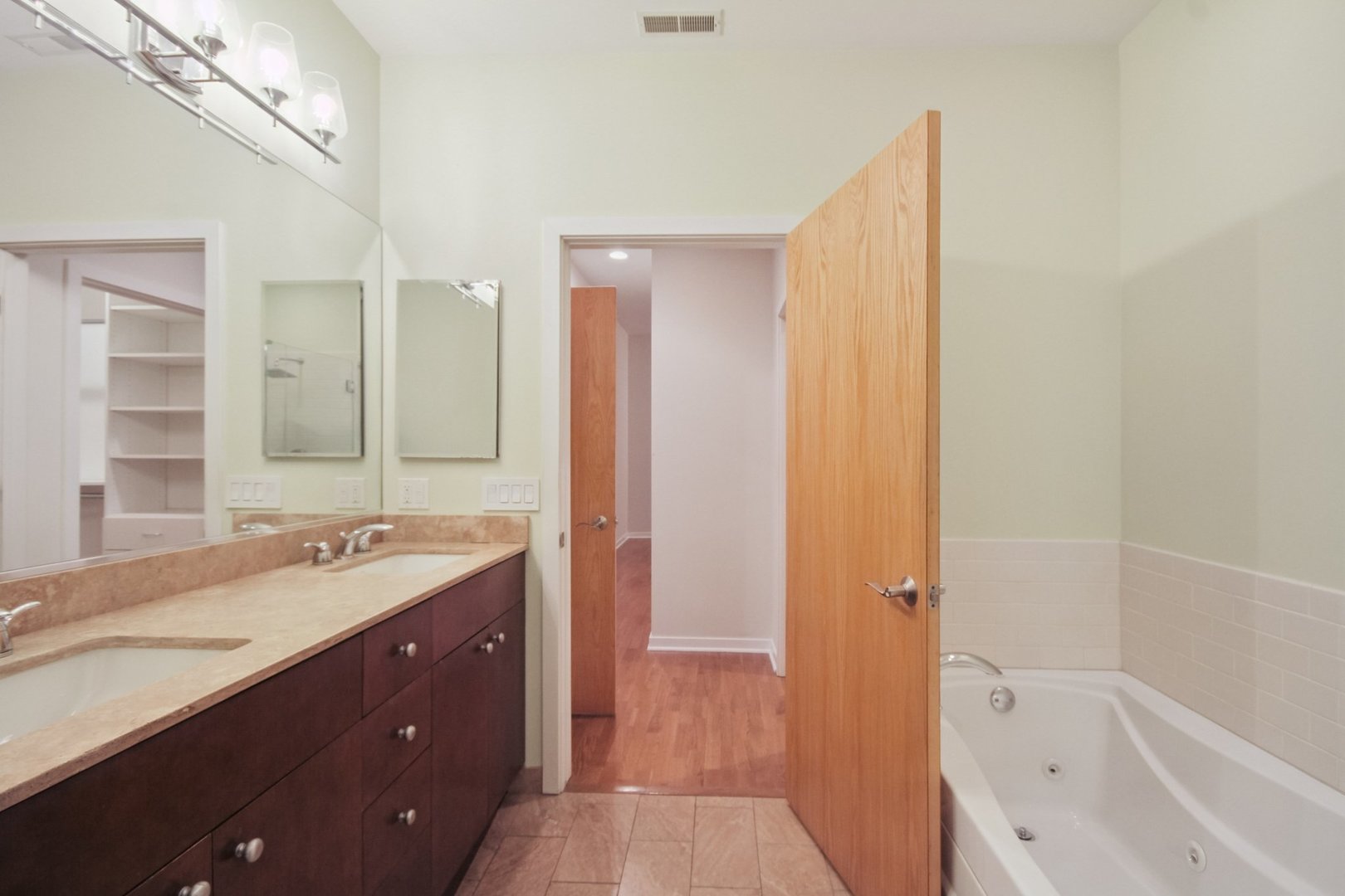 4420 N Clark Street Unit: 301