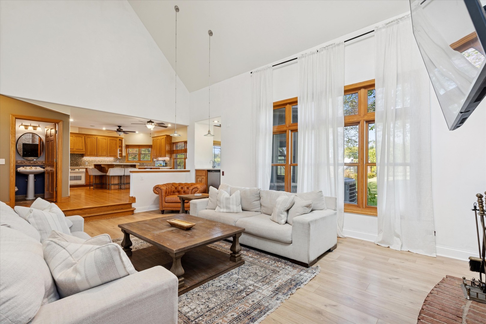 7258 W James Lane