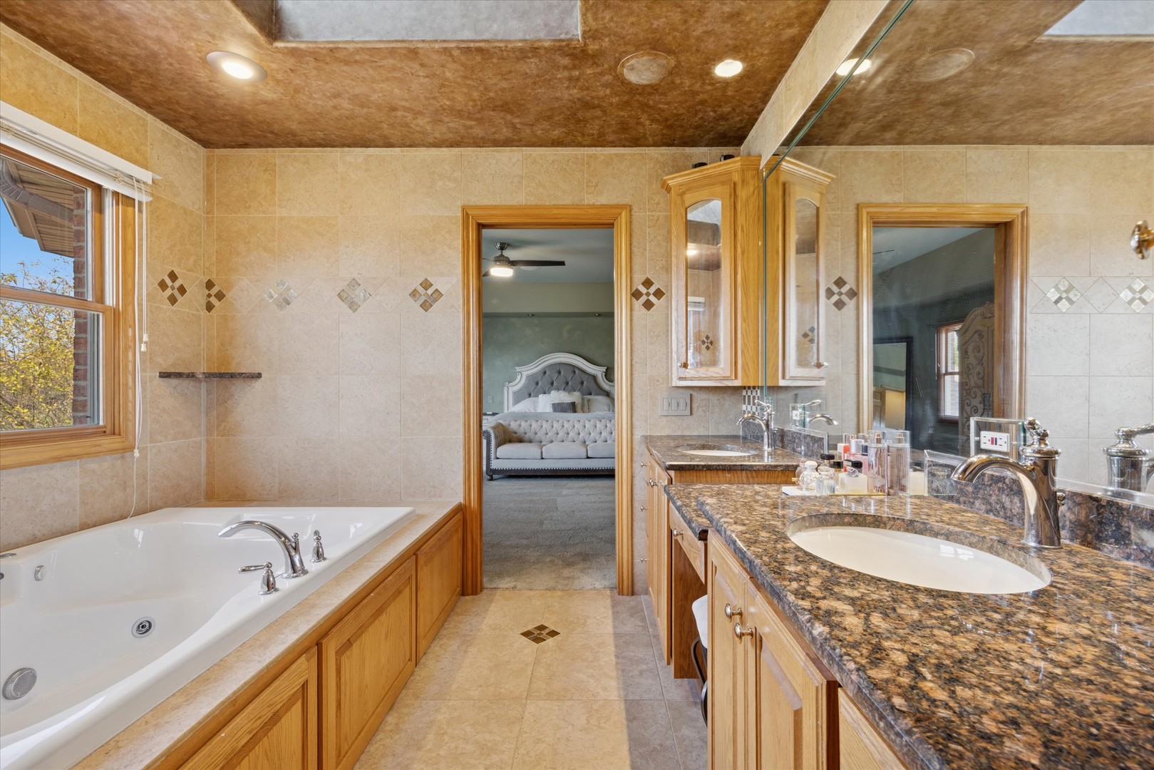 7258 W James Lane