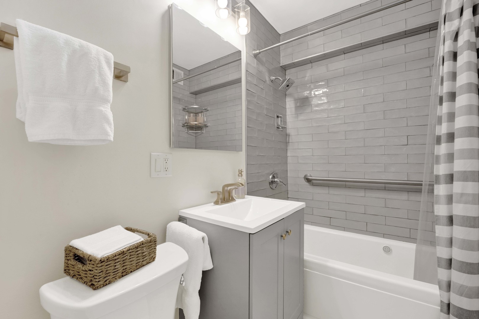 247 E CHESTNUT Street Unit: 1201