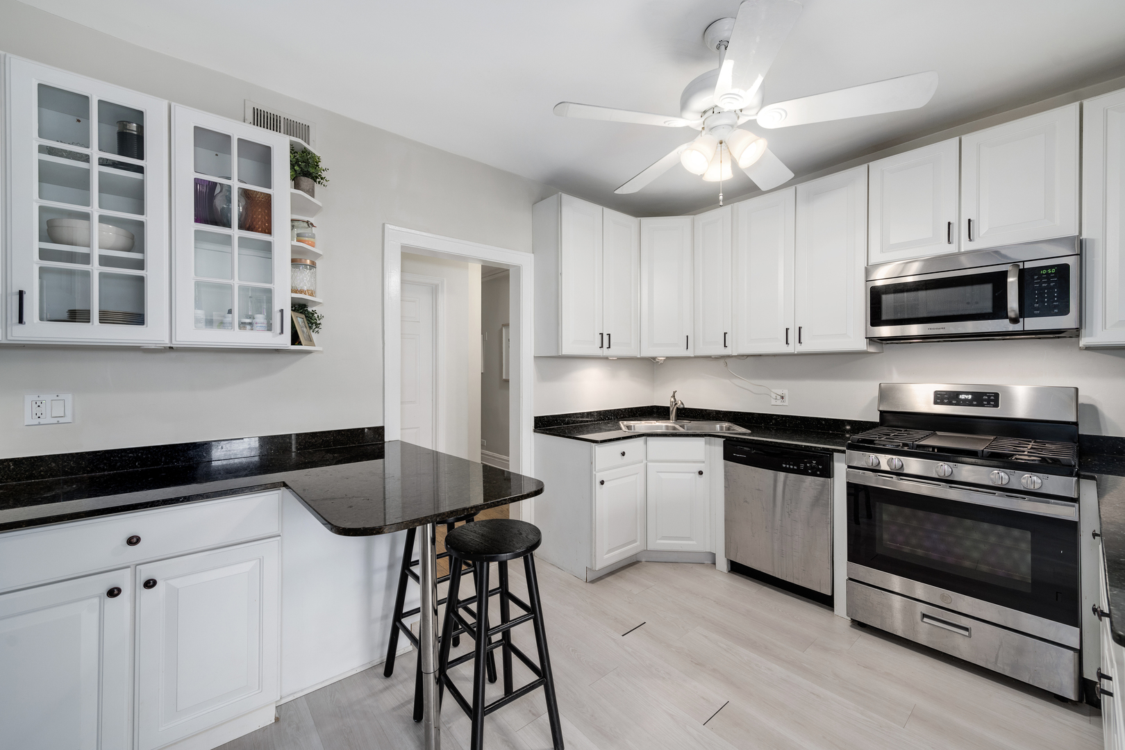 1147 W Lill Avenue Unit: 1W
