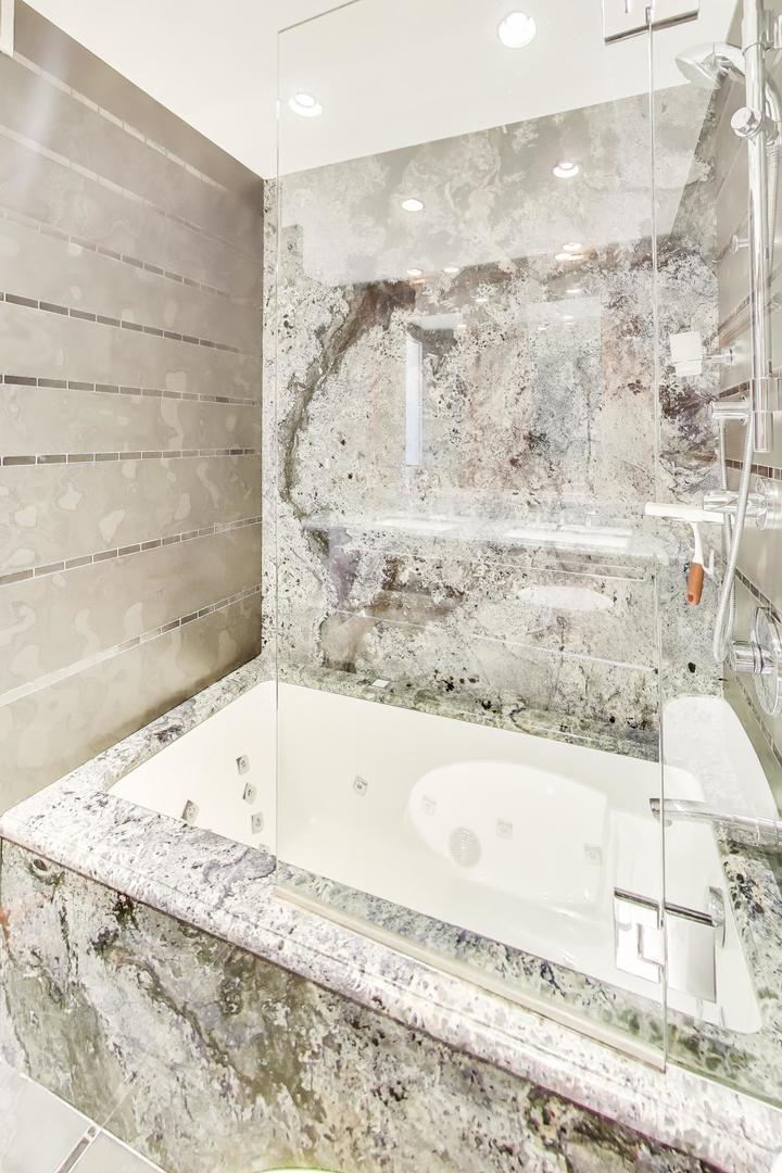 1450 N Astor Street Unit: 9C