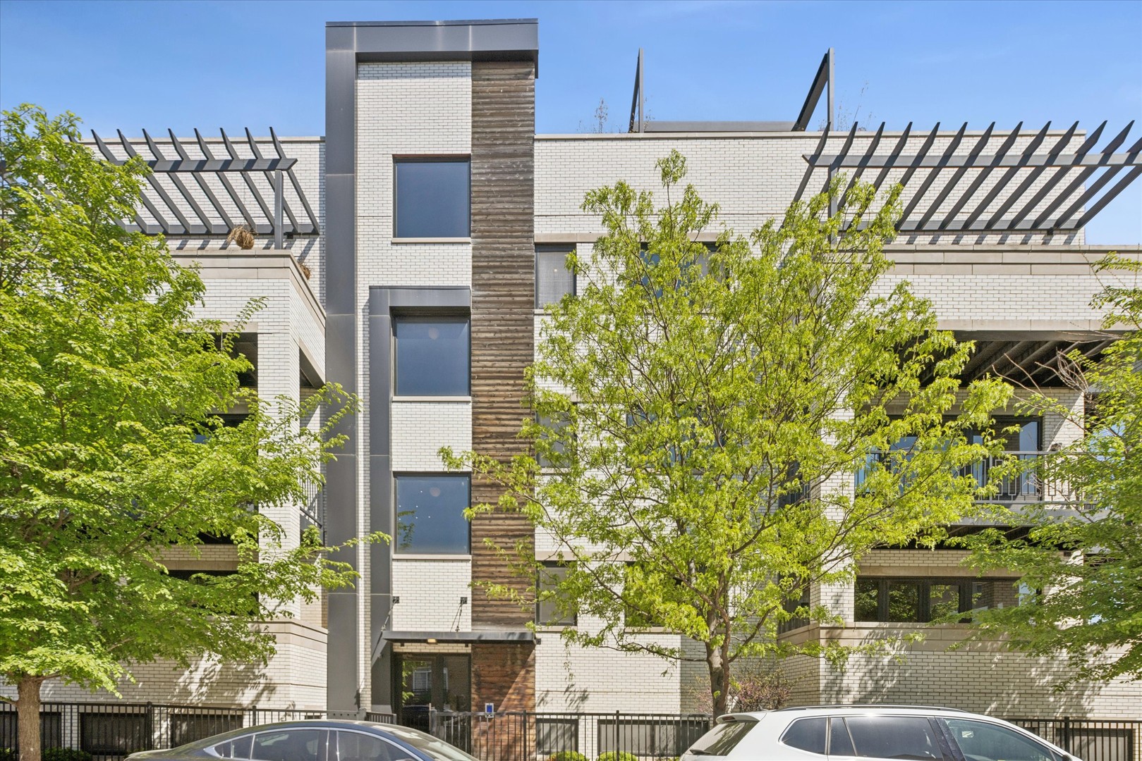 1334 W WALTON Street Unit: 2W