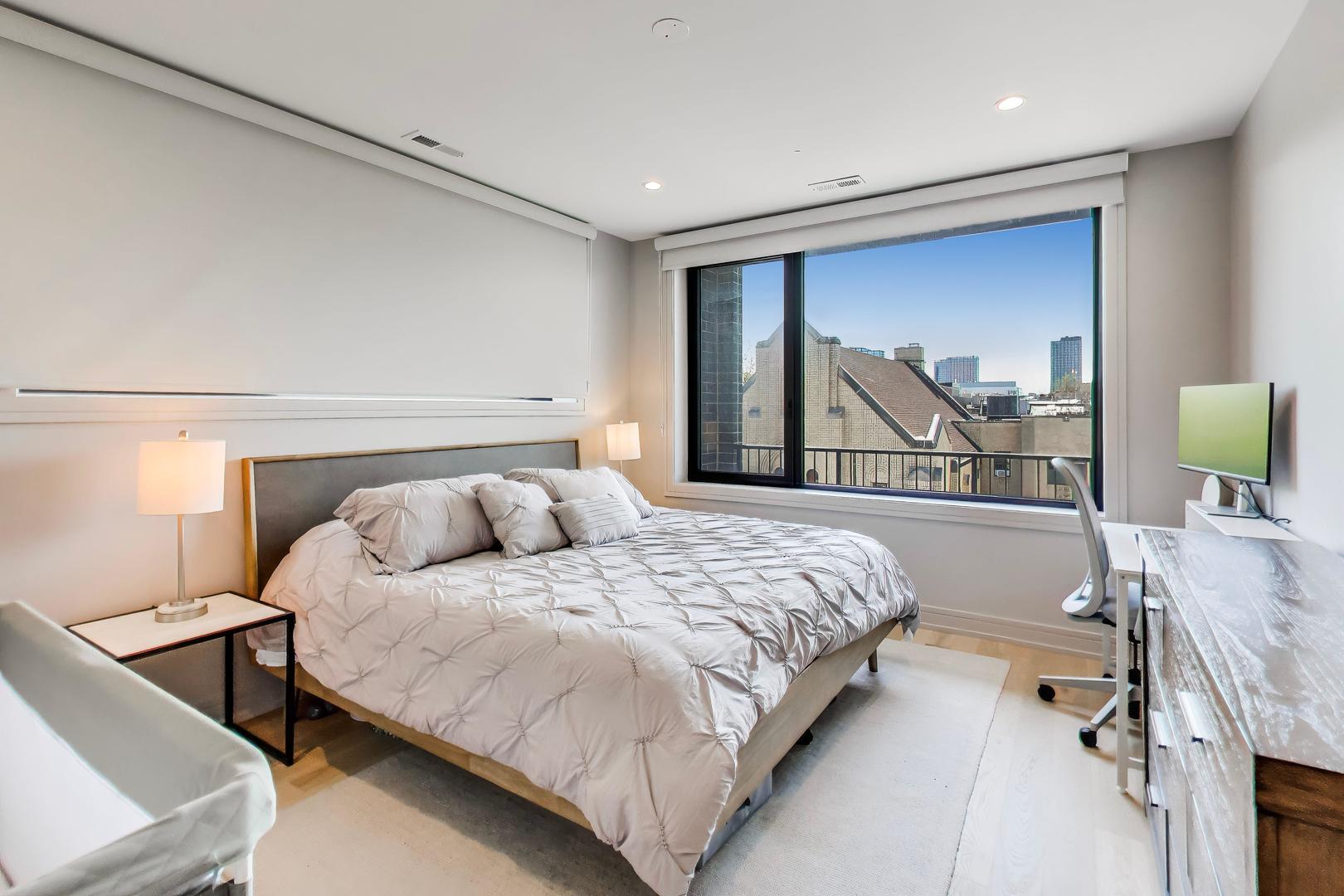 1350 W Erie Street Unit: 4E