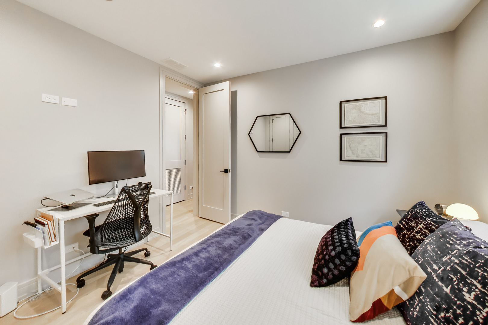 1350 W Erie Street Unit: 4E