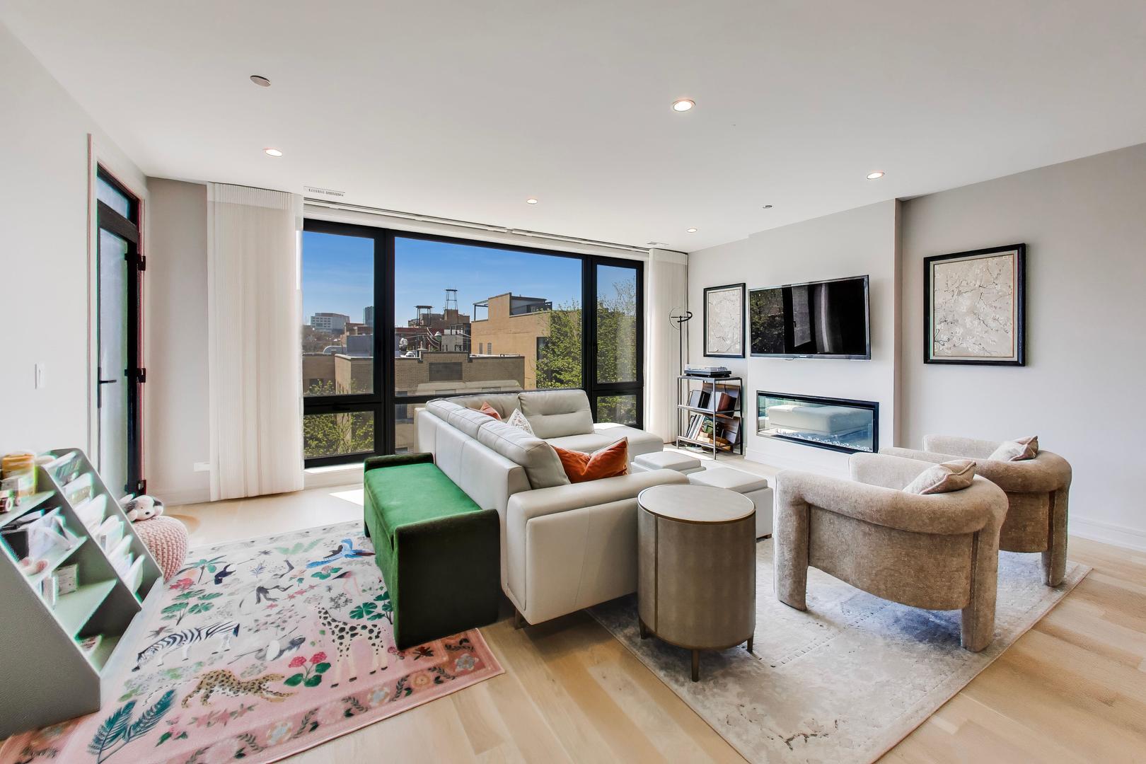 1350 W Erie Street Unit: 4E