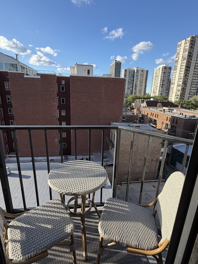 1309 N Wells Street Unit: 705